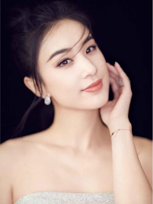 黄圣依（Eva Huang），1983年2月11日出生于上海市徐汇区，中国内地女演员、歌手、出品人、商人。2005年毕业于北京电影学院表演系。
2003年出演首部电视剧《红苹果乐园》。2004年凭借电影《功夫》被观众熟知；2005年主演电影《猛龙》。2007年主演电视剧《天仙配》。2008年发行专辑《黄圣依同名专辑》。2009年发行专辑《选美everyday》；同年与杨幂、刘亦菲、王珞丹被评为内地“四小花旦”。2011年主演电影《白蛇传说》在国内外上映，获得了全球票房榜周冠军。2013年主演电视剧《第22条婚规》；同年发行专辑《Facing Love》。2015年出演电影《冰封：重生之门》。2021年特别出演的《岁岁青莲》及主演的电视剧《少帝康熙》将播出。